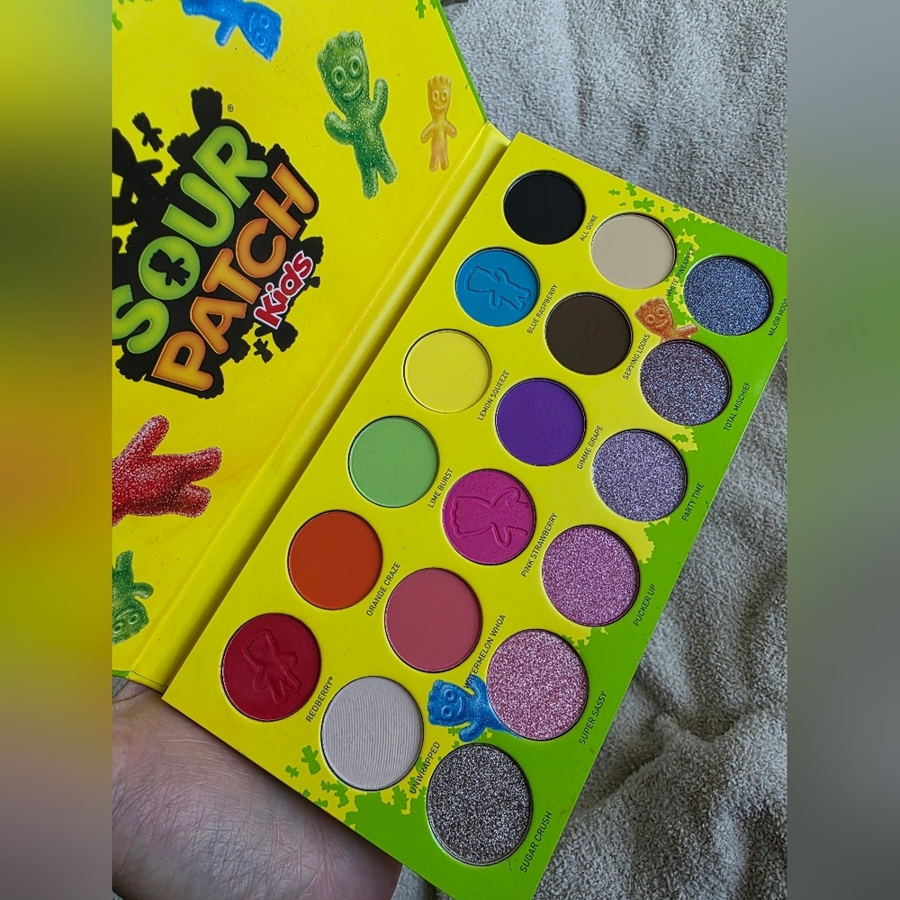MORPHE x SOUR PATCH KIDS 
Sour Then Sweet Artistry Eyeshadow Palette - Picture 5 of 10